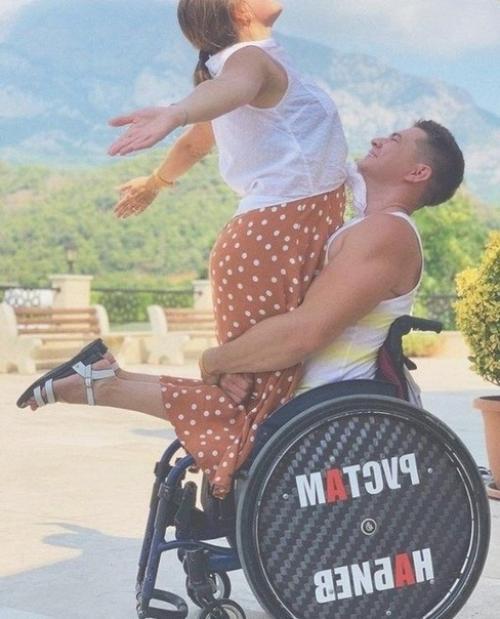 Этот парень потерял обе ноги во время службы в десантных войсках, но это не помешало ему вести активную жизнь, и иметь семью. 01