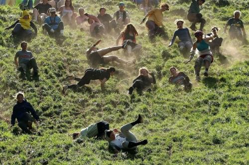 В Англии снова прошла одна из самых известных и опасных гонок в мире - Cooper's Hill Cheese Rolling. 02