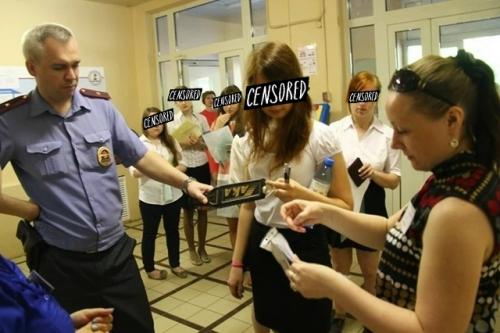 Школьнице пришлось снять бельё, чтобы сдать ЕГЭ. 01