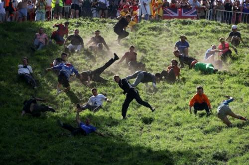 В Англии снова прошла одна из самых известных и опасных гонок в мире - Cooper's Hill Cheese Rolling. 04