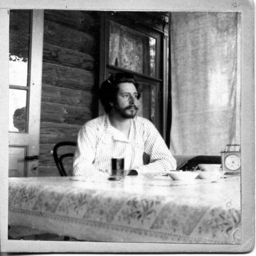 Прежде всего я мечтаю не об адюльтере, не о том, чтобы увлечь девицу, или слегка заняться поцелуями с ней в уединенной аллейке, - нет.  