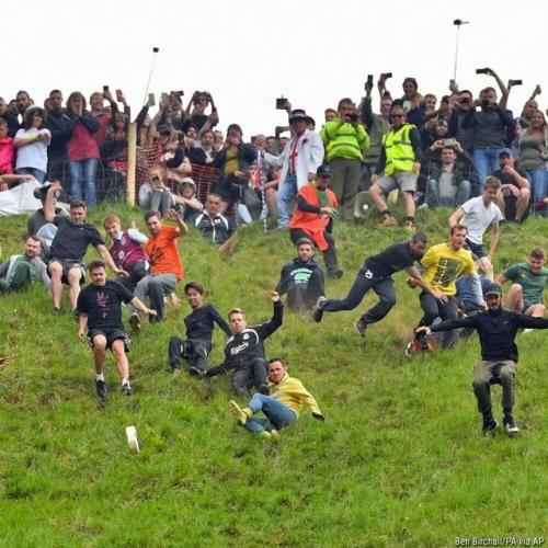 В Англии снова прошла одна из самых известных и опасных гонок в мире - Cooper's Hill Cheese Rolling. 01