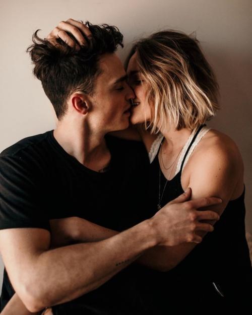 Нельзя любить человека только тогда, когда он в хорошем настроении, радует тебя и приносит одно сплошное счастье.