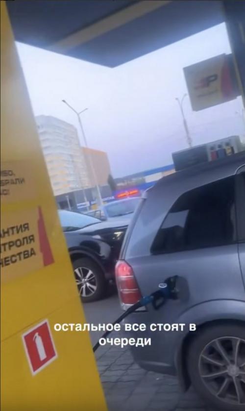 В Пензе девушка взяла в Аренду ребёнка - инвалида, чтобы не стоять в очереди на АЗС. 05