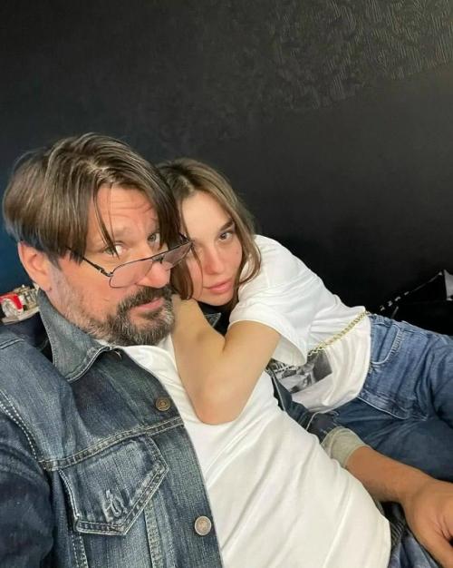Виктор Логинов развелся с четвертой женой, которая младше его на 23 года.

