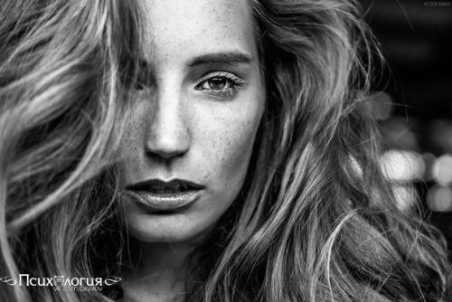 Ее глаза на звезды не похожи, нельзя уста кораллами назвать, не белоснежна плеч открытых кожа, и черной проволокой вьется прядь.