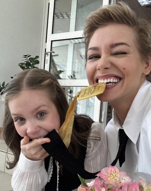 Кристина асмус шокирует поклонников: топлес на фоне водопада и слухи о новой карьере? 01