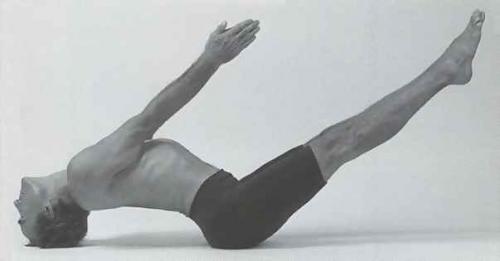 Падасана.   Асана, укрепляющая мышцы брюшного пресса, воздействующая желудочно-кишечный тракт и органы таза.