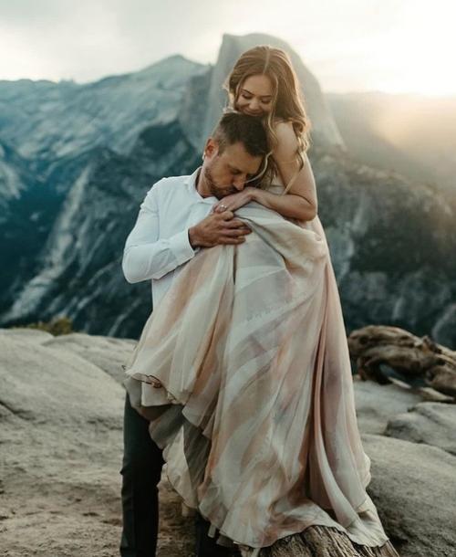 Я однажды тебя найду, через год или двадцать лет, в ароматно цветущем саду или в поясе павших комет. 01