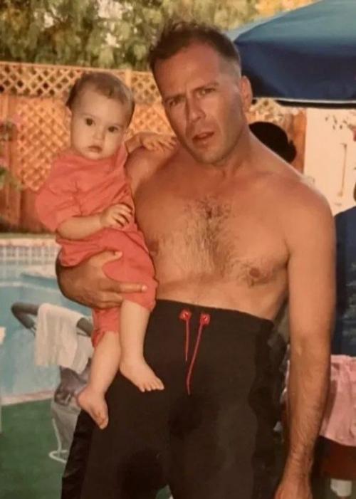 Брюс Уиллис в отдельный дом из-за прогрессирующей деменции отселен. 06