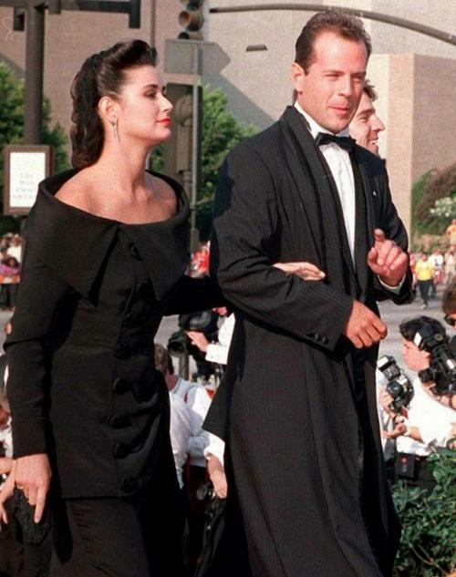 Брюс Уиллис в отдельный дом из-за прогрессирующей деменции отселен. 05