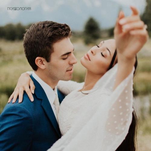 Мне впервые за год неохота тебе писать, говорить о любви ненужной как летом снег.