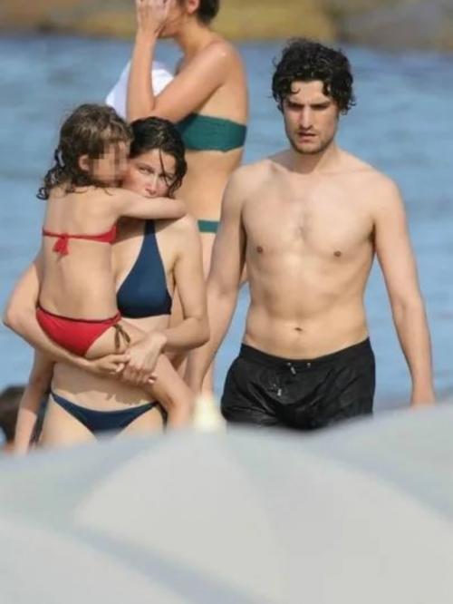 Модель Летиция каста и актер Луи гаррель разводятся после десяти лет отношений. 03