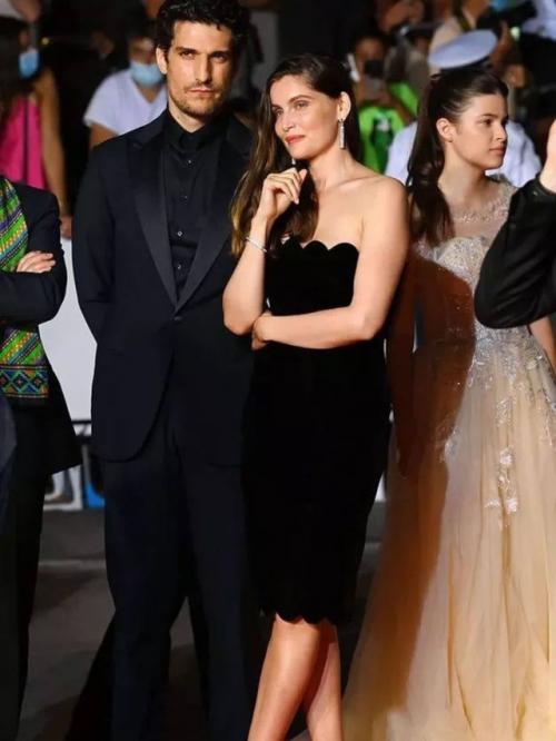 Модель Летиция каста и актер Луи гаррель разводятся после десяти лет отношений. 04