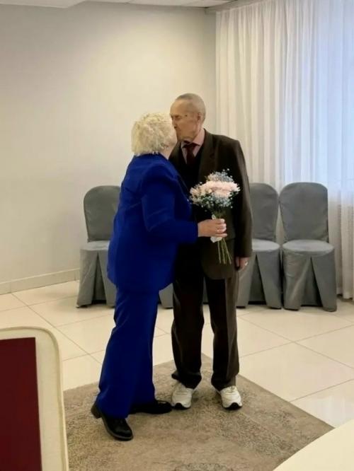 90-Летний жeних из вологды свою избранницу законной женой сделал. 02