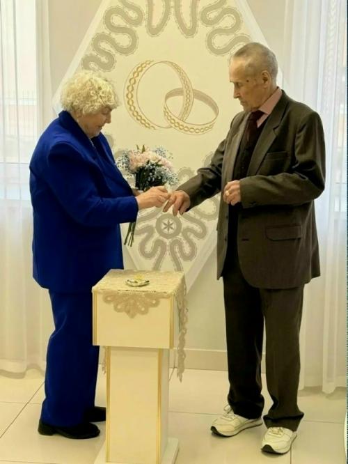 90-Летний жeних из вологды свою избранницу законной женой сделал.

