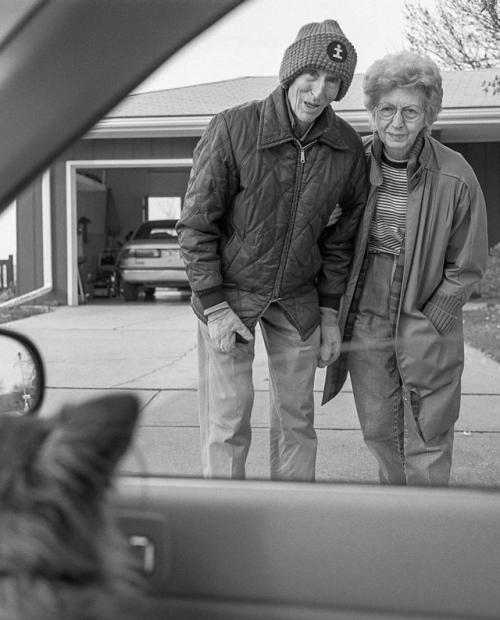 В течение 27 лет, с 1991 по 2017 год, фотограф динна дайкман фотографировала прощания с родителями в су - сити, штат айова. 03