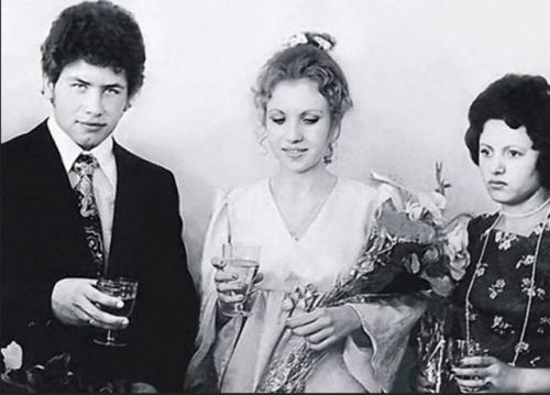 Ретрофотографии запечатлели трогательные моменты свадеб известных личностей: 03