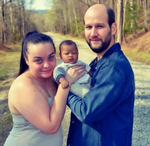 Американская пара в центре внимания: их ребёнок родился с кожей темнее, чем у обоих родителей.

