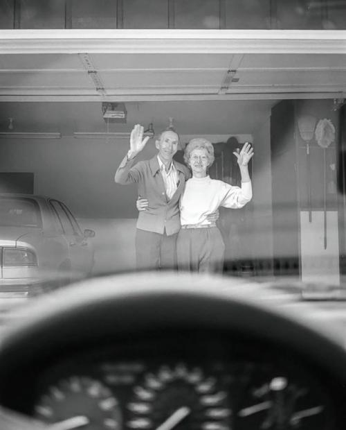 В течение 27 лет, с 1991 по 2017 год, фотограф динна дайкман фотографировала прощания с родителями в су - сити, штат айова. 
