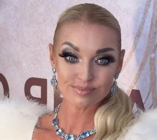 Анастасия Волочкова, отмечая 50-летие, была глубоко тронута подарком от родных. 02