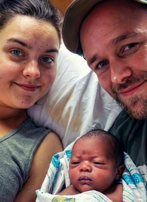 Американская пара в центре внимания: их ребёнок родился с кожей темнее, чем у обоих родителей. 01