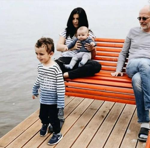 61-Летний Александр Гордон и 23-летняя жена - теперь с ребенком.

