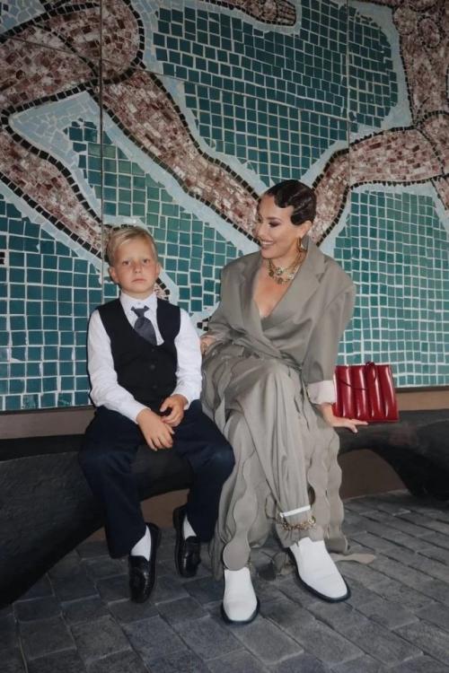 9-Летний сын Ксении Собчак от первого брака Платон не хочет, чтобы мать рожала ребёнка от режиссёра Константина Богомолова.

