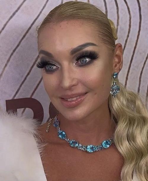 Анастасия Волочкова, отмечая 50-летие, была глубоко тронута подарком от родных. 01