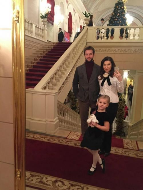 Екатерина волкова вышла в свет со своей очаровательной дочкой Лизой. 04