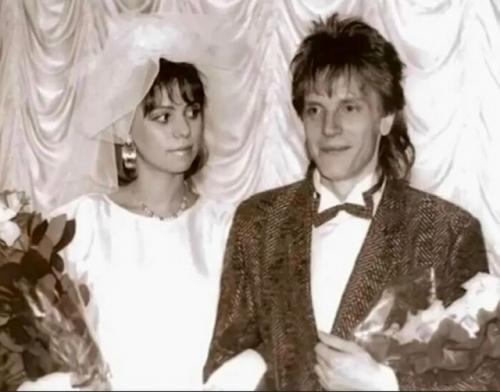 Ретрофотографии запечатлели трогательные моменты свадеб известных личностей: 05