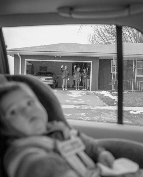 В течение 27 лет, с 1991 по 2017 год, фотограф динна дайкман фотографировала прощания с родителями в су - сити, штат айова. 02