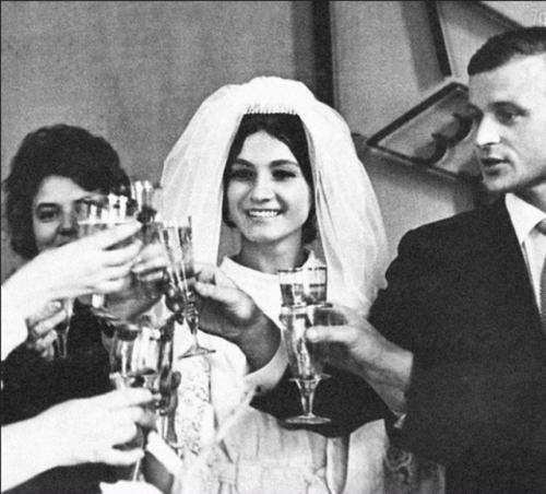 Ретрофотографии запечатлели трогательные моменты свадеб известных личностей: 04