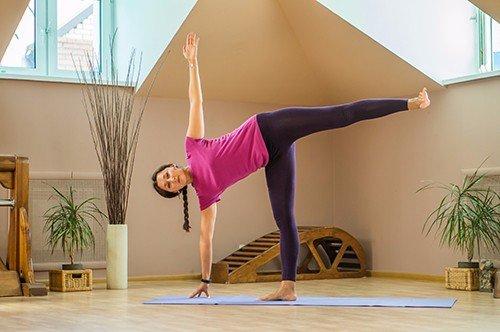 Ардхачандрасана. Поза половины луны. 01