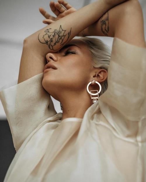 Не стоит фразу Никто Никому Ничего не Должен возводить в степень идиотизма.