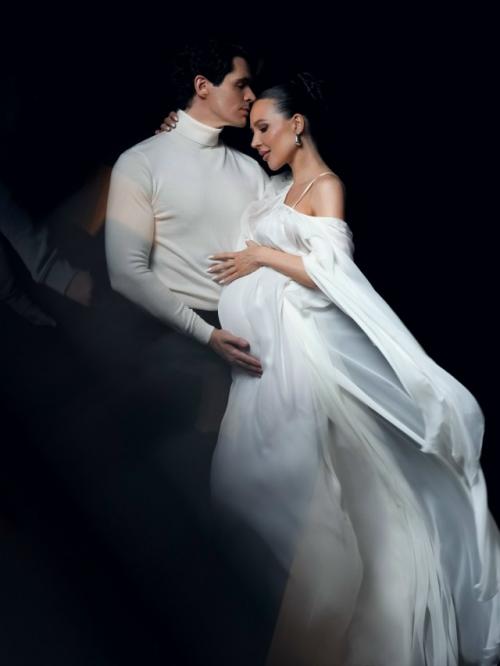 Отец будущего ребёнка лерчека Луис сквиччиарини поделился чувственной фотосессией с беременной возлюбленной. 02