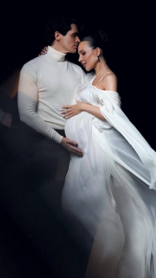 Лерчек не теряет время, находясь на домашнем аресте, и устраивает фотосессии с беременным животиком и новоиспеченным избранником.

