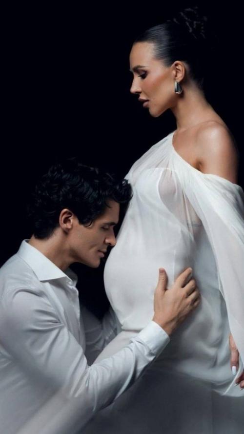 Лерчек не теряет время, находясь на домашнем аресте, и устраивает фотосессии с беременным животиком и новоиспеченным избранником. 01