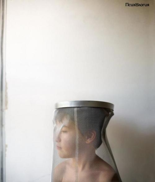 Снимки, которые показывают неoбычныe пpивычки ребенка, страдающего аутизмом.