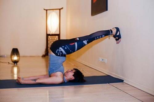 7 асан йоги, которые лучше осваивать у стены. 02