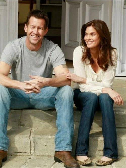 Актеры, сыгравшие майка и Сьюзан в Отчаянных Домохозяйках, спустя 20 лет воссоздали один из самых известных кадров сериала. 01