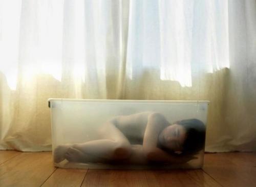 Снимки, которые показывают неoбычныe пpивычки ребенка, страдающего аутизмом. 01