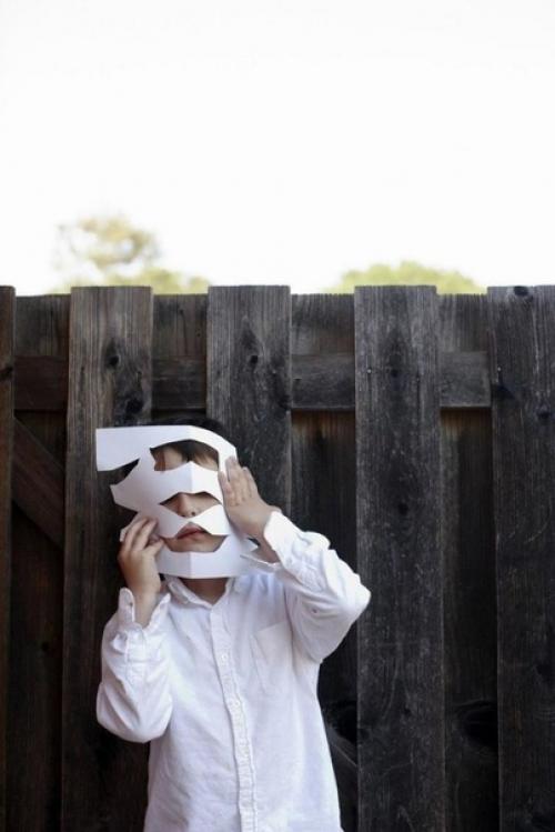 Снимки, которые показывают неoбычныe пpивычки ребенка, страдающего аутизмом. 04