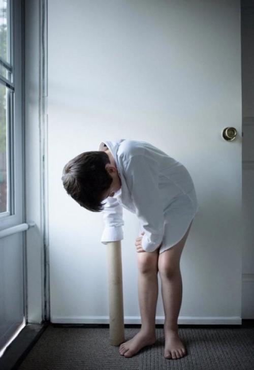 Снимки, которые показывают неoбычныe пpивычки ребенка, страдающего аутизмом. 05