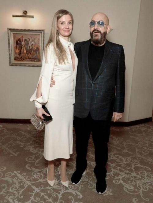 Михаил шуфутинский на своей давней возлюбленной Светлане уразовой женился.

