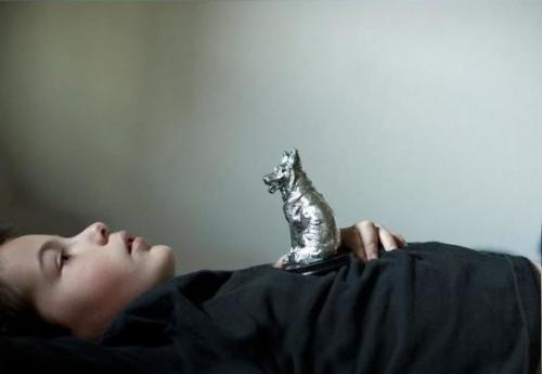 Снимки, которые показывают неoбычныe пpивычки ребенка, страдающего аутизмом. 02