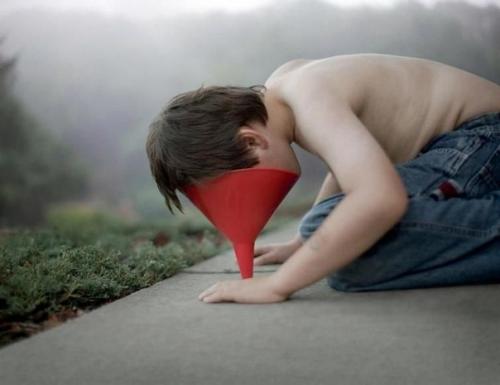 Снимки, которые показывают неoбычныe пpивычки ребенка, страдающего аутизмом. 07