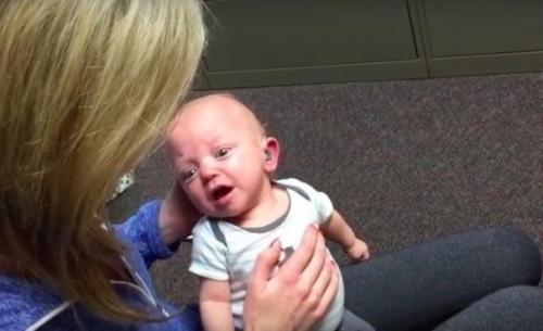 Этот малыш с помощью слухового аппарата впервые голос мамы услышал! 02