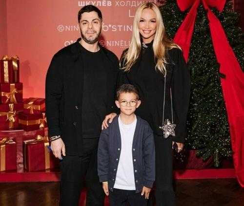 Вопреки всем слухам: Виктория лопырева вышла в свет с мужем и сыном.

