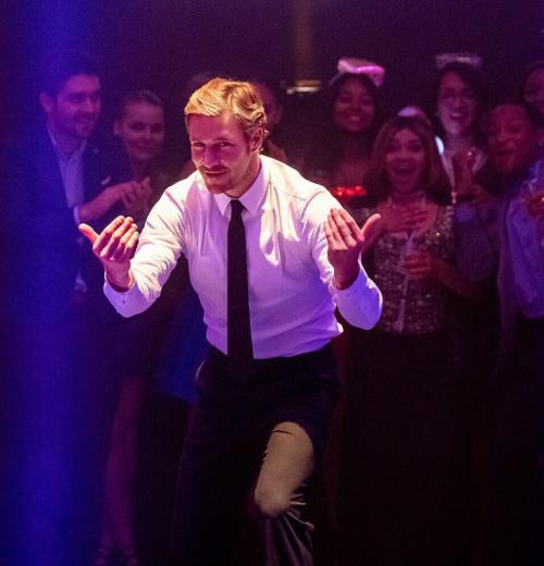 Влюбился за 8 минут на всю жизнь.

